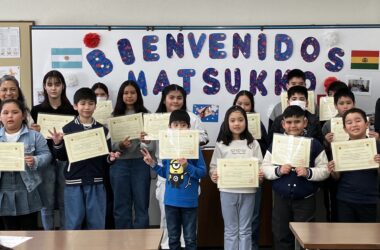 1人以上、勉強している人、、「北告 블효리 就煙 80 Snoking BOENVENIDOS BENVENIDO MATSUKI SUKK ፍ C」というテキストの画像のようです