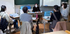 1人以上、勉強している人の画像のようです