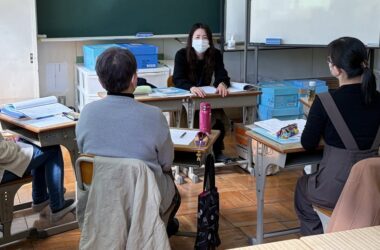 1人以上、勉強している人の画像のようです